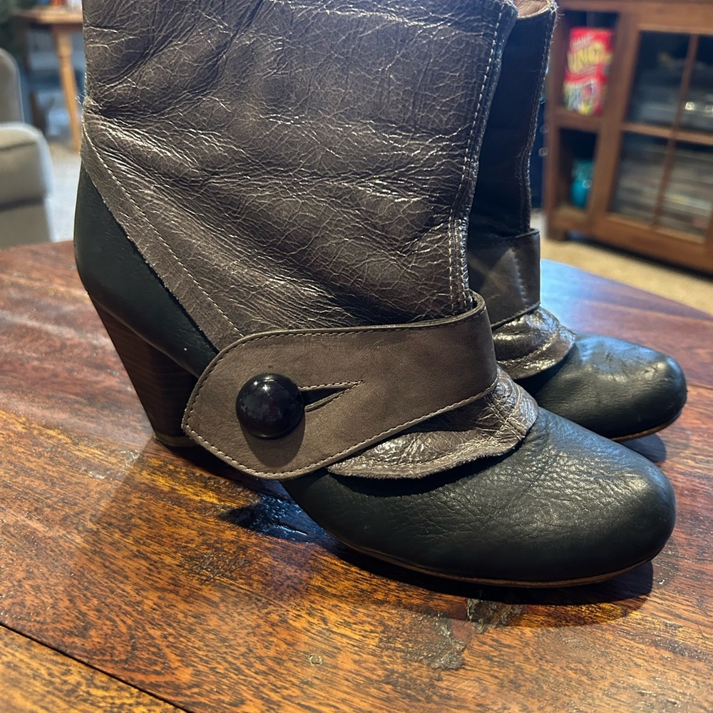 Sophea Leather Ankle Booties • EU 36 (US 6) • Made in Spain Fold over Cuff